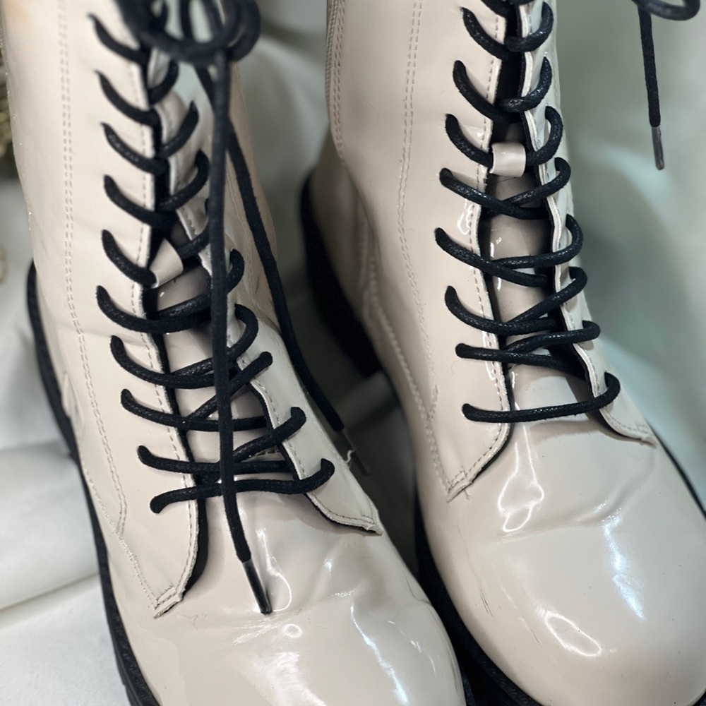 Stylish Women's CREAM Black  Cold & Rain Weather-wise Boots size 10 EUC